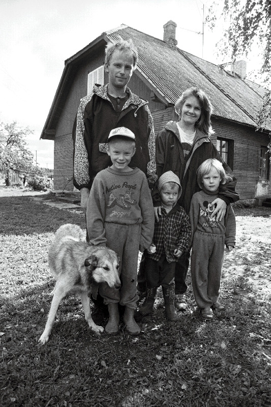 Vanaõue talu peremees Aare, perenaine Kai Möls ning nende lapsed Priidik, Hendrik ja Maarja.