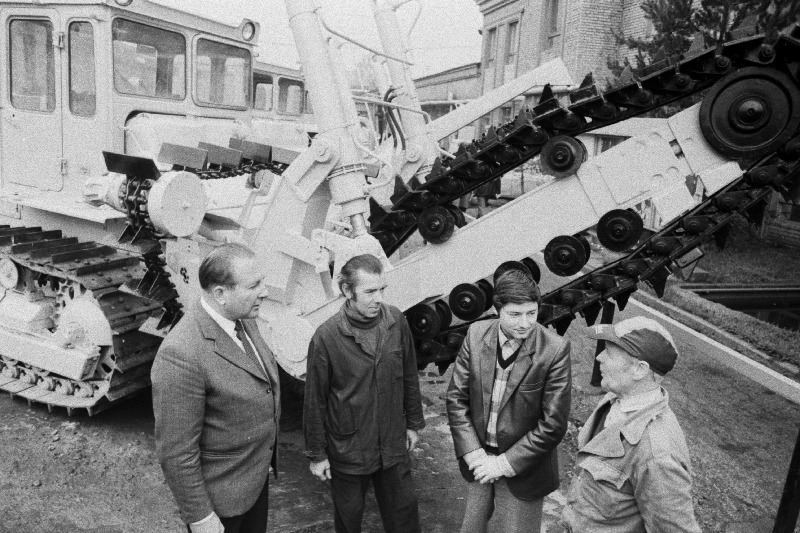Tootmiskoondise "Talleks" konstrueerimisosakonna juhtiv instruktor Aleksandr Perelski (vasakult), ajamite büroo juhataja Henno Hunt, lõppmontaažitööde brigadir Vladimir Bulkin ja katsetaja Kalju Merimaa.