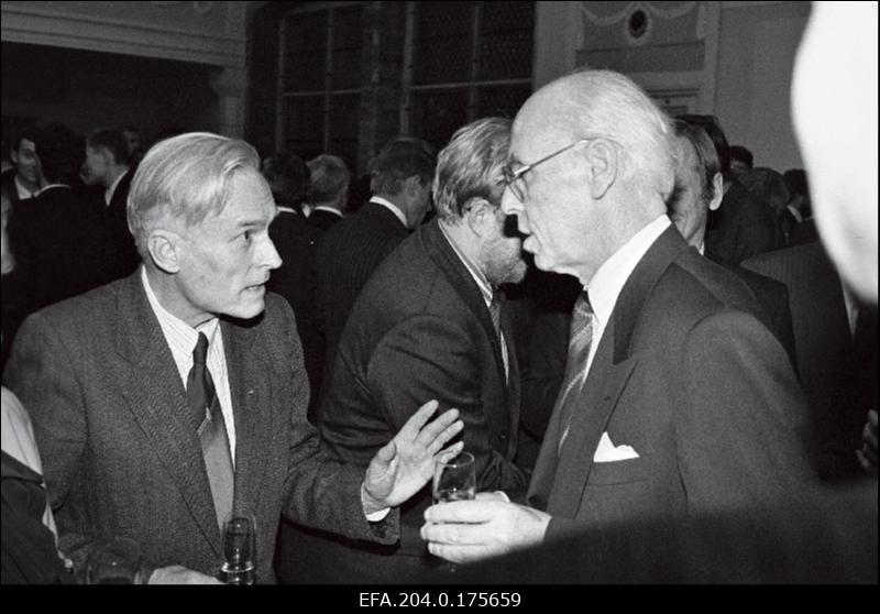President Lennart Meri (paremal) ja eurominister Endel Lippmaa Saksa saatkonna korraldatud vastuvõtupeol.