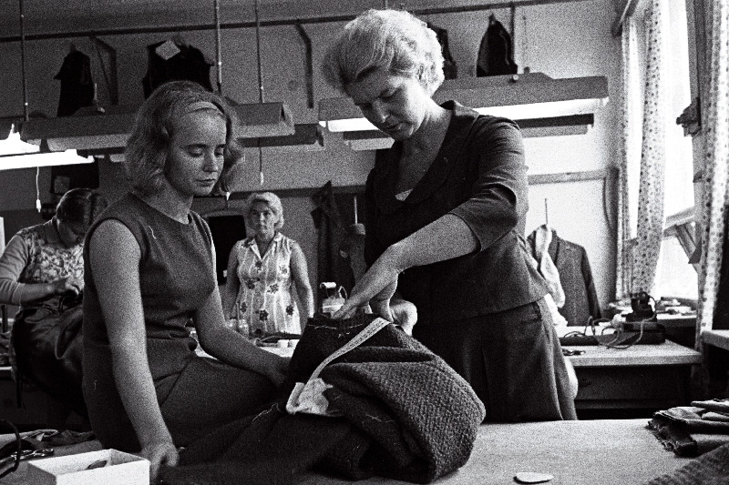 Mustamäe tee 48 I järgu moeateljee rätsep Aima Teder kolleeg Elle Sapinenile näpunäiteid andmas.