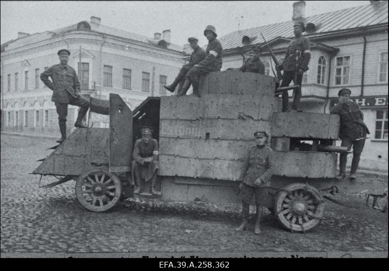 Vabadussõda. Soomusauto Estonia meeskonnaga. Ratta juures seisab auto komandant ohvitseri asetäitja Voldemar Pavelson.