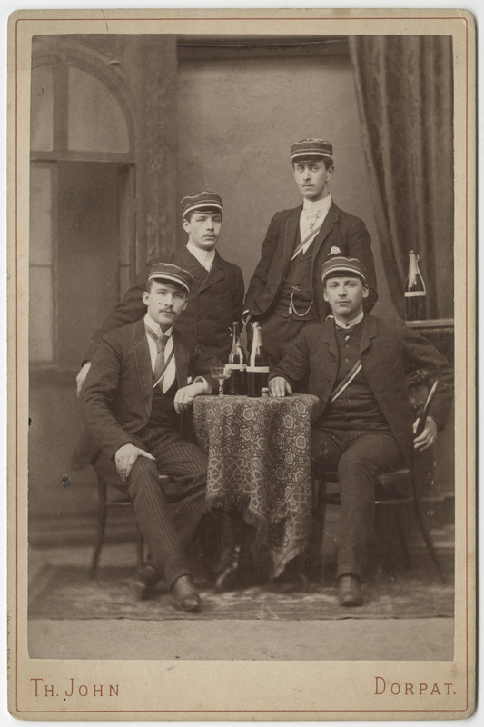 Neli korporatsiooni "Livonia" liiget, grupifoto