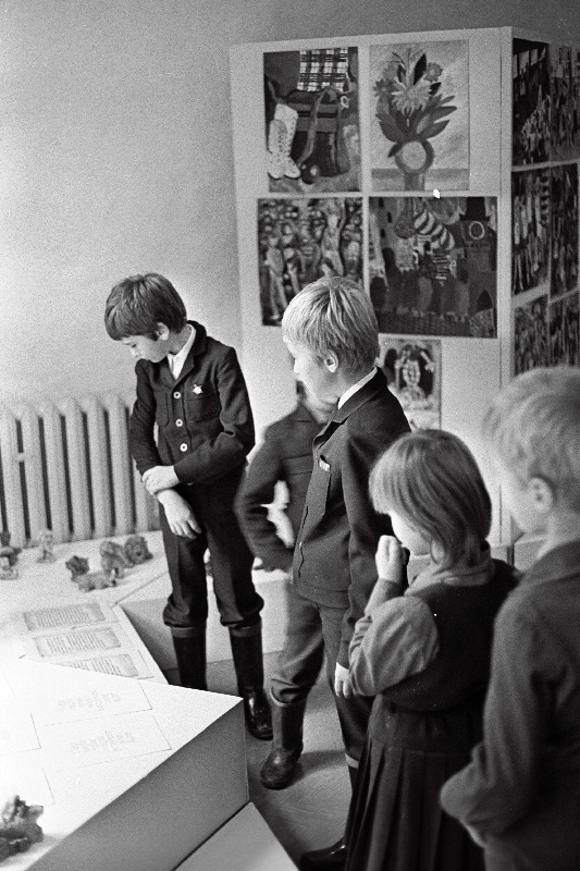 Laste joonistuste, nahkehistööde, keraamika ja skulptuuride näitus Laste Loomingu Majas.