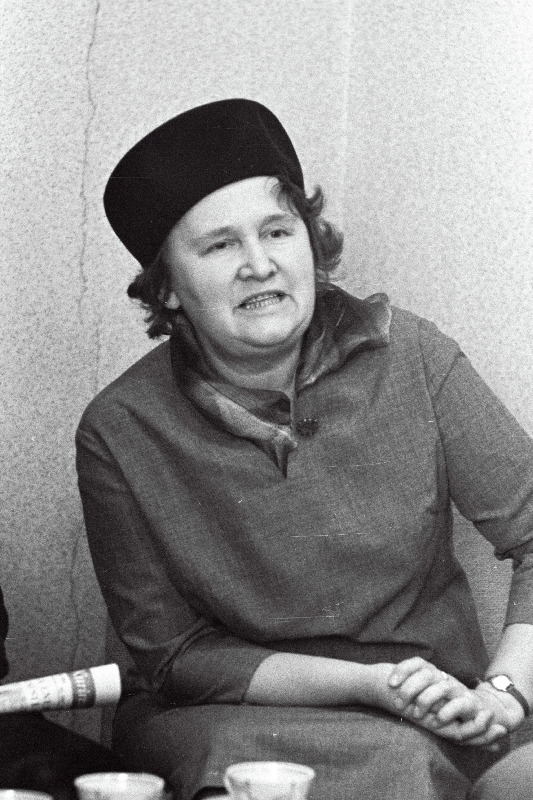 Adamson, Mari - tarbekunstnik.