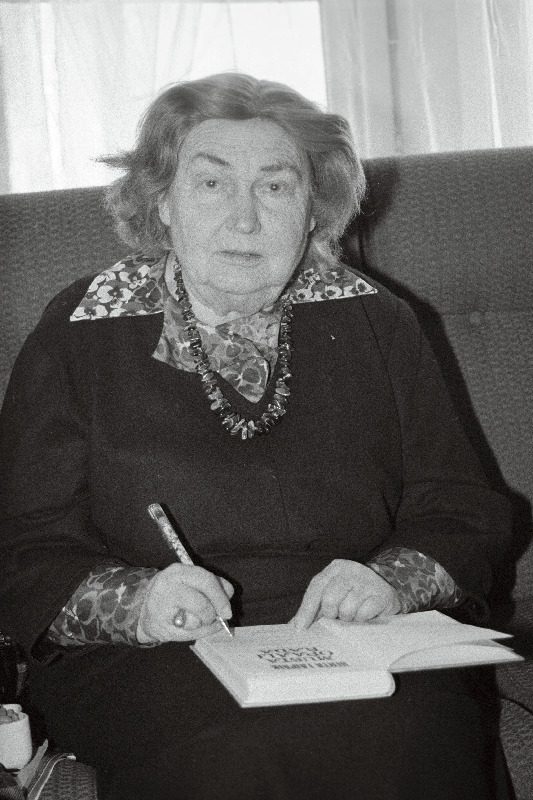 Kirjanik Herta Laipaik tutvustab Kirjanike Majas oma raamatut “Musta opaali rada”.