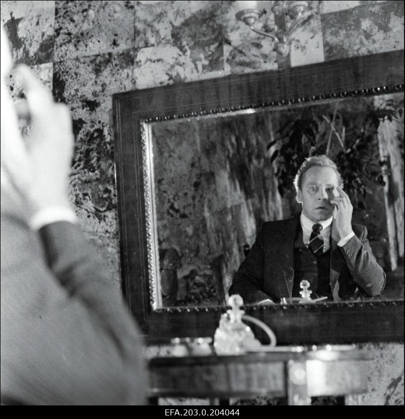 Tallinnfilmi mängufilm "Bande". Peeglisse vaatab Ned Beamount (Tõnu Kark).