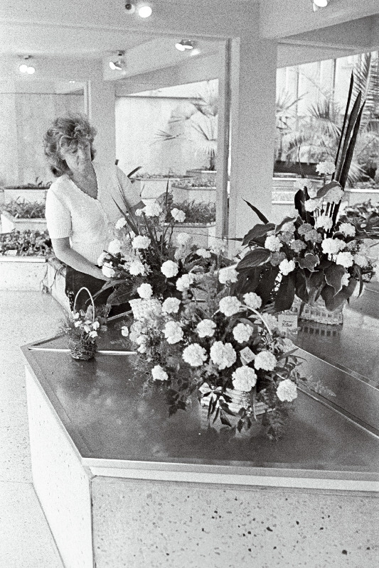 S.M. Kirovi nim. näidiskalurikolhoosi lillekaupluse vanemdekoraator-müüja Ella Poltimäe lillekompositsioonide näitusmüügile eksponaate välja panemas.