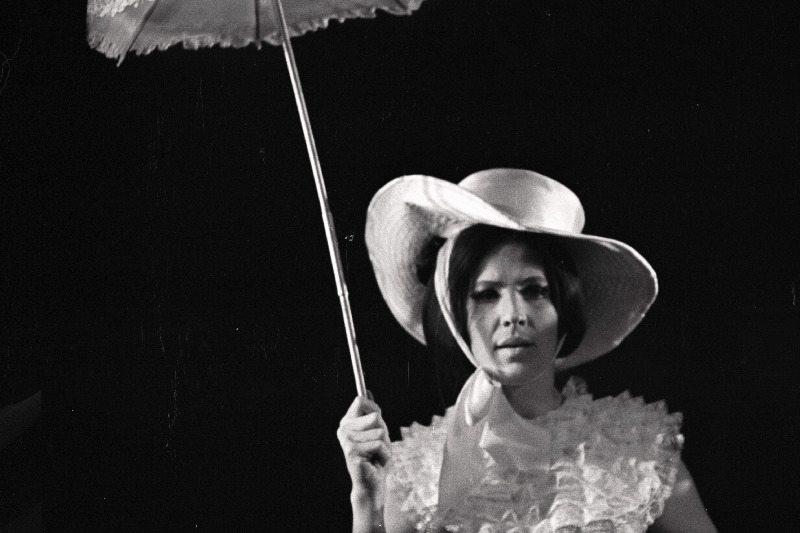 Eesti NSV Riikliku Noorsooteatri näitleja Marje Metsur nimiosalisena muusikalis “Mary Poppins”.