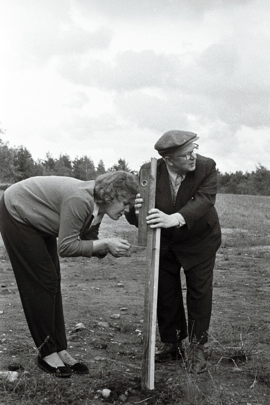 Arheoloogiliste kaevamis- ja uurimistööde juhataja professor H. Moora koos abilise Eesti NSV Kunstiinstituudi diplomandi Laine Lustiga kaevamistöödel Lõhavere linnusel.