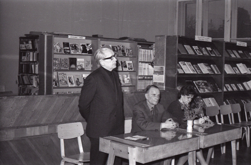 Kohtumine kirjanikega raamatukogus. Vasakult 1. Paul Kuusberg, 2. Paul Rummo.