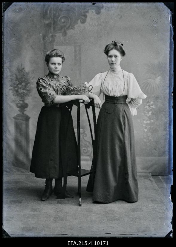 Kaks naist, (foto tellija Aur).