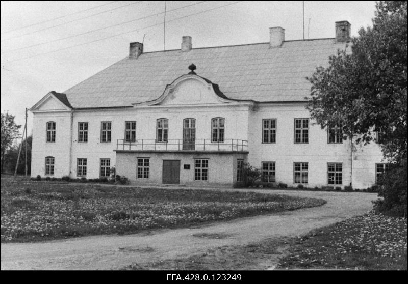 Vaade Päärdu mõisa härrastemajale.