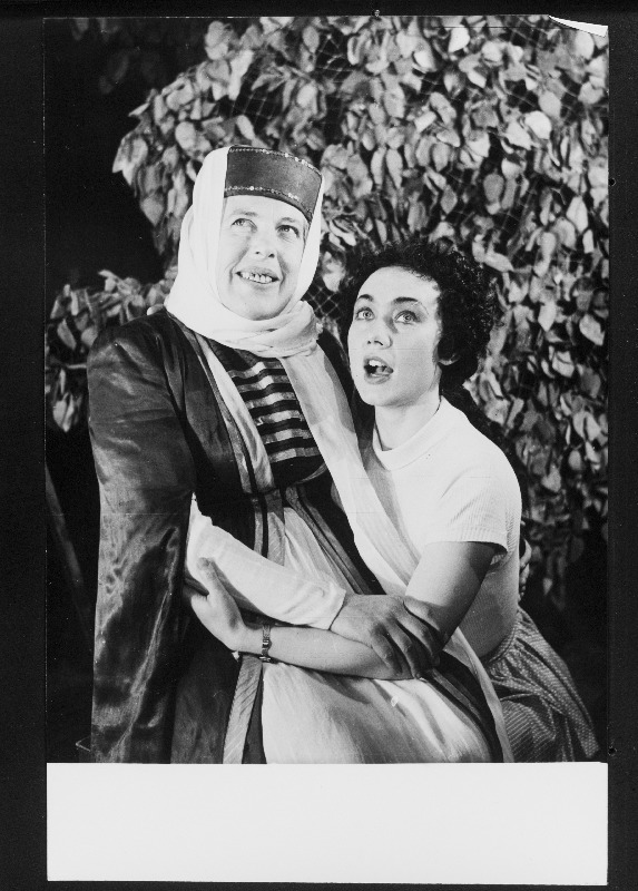 Stseen M. Baratašvili komöödiast Ritsikas. Jefrosine - Katrin Välbe, Marine Peradze, hüüdnimega Ritsikas - Linda Rummo (paremal).