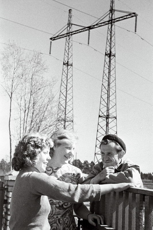 Harju rajooni Saue sovhoosi noored (vasakult) E. Miliste, A. Kõrts ja U. Poddubnõi maipühade eel.