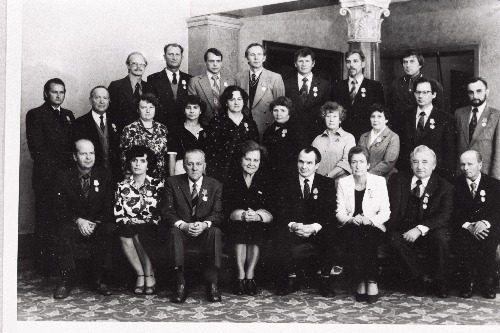 NSV Liidu ordenite ja medalitega autasustatud kinokomiteetöötajad. I reas vasakult 4. Eesti NSV Ülemnõukogu Presiidiumi esimehe asetäitja M.Vannas.