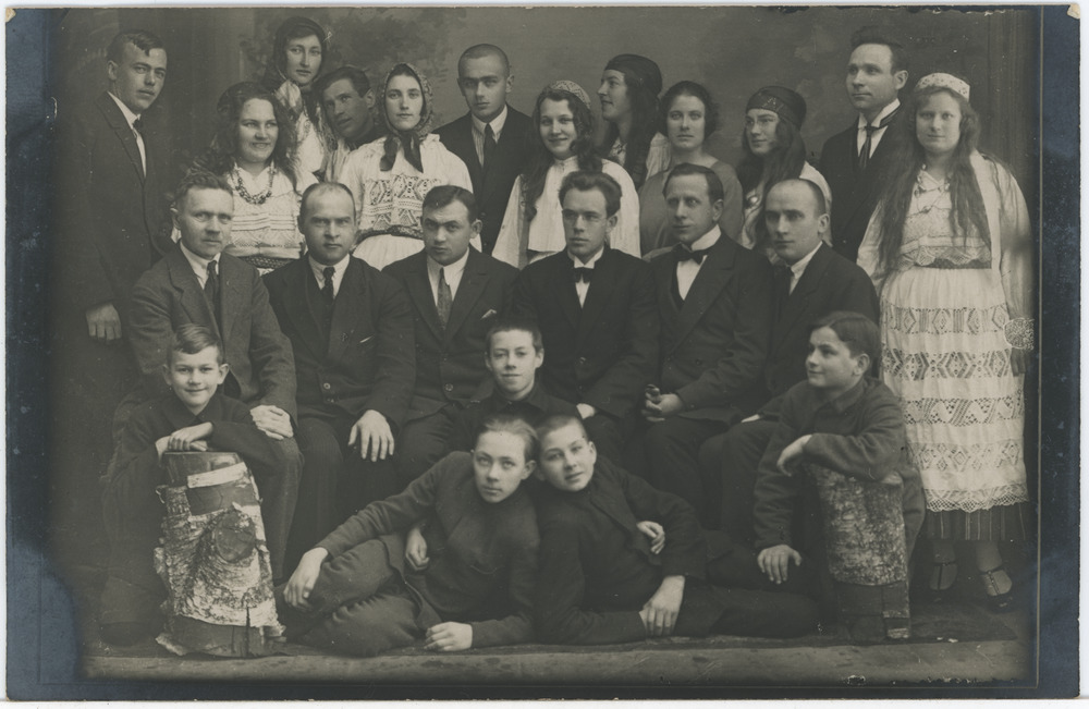 Seltskond rahvarõivais naisterahvastega