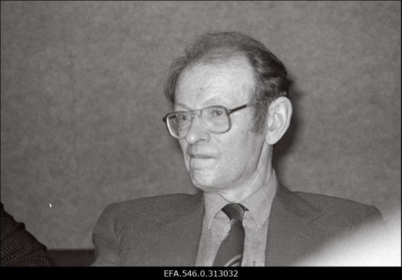 Ajalehe "Rahva Hääl" vestlusringist osavõtja.