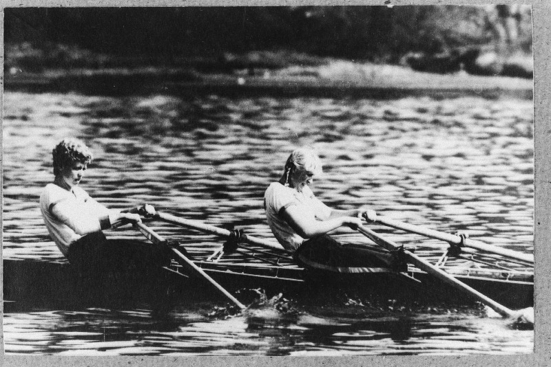 Eesti NSV sõudmise karikavõistlustel paarisaerulisel kahepaadil esikoha võitnud Ulvi Siig (vasakul) ja Marika Jürgenson.