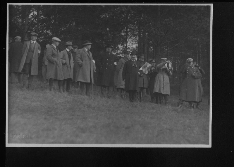 Eesti sõjaväe Otepää manöövreid jälgima saabunud külalised, välisriikide sõjaväe ja ajakirjanduse esindajad koos riigivanem J. Jaaksoniga manöövrite käiku jälgimas.