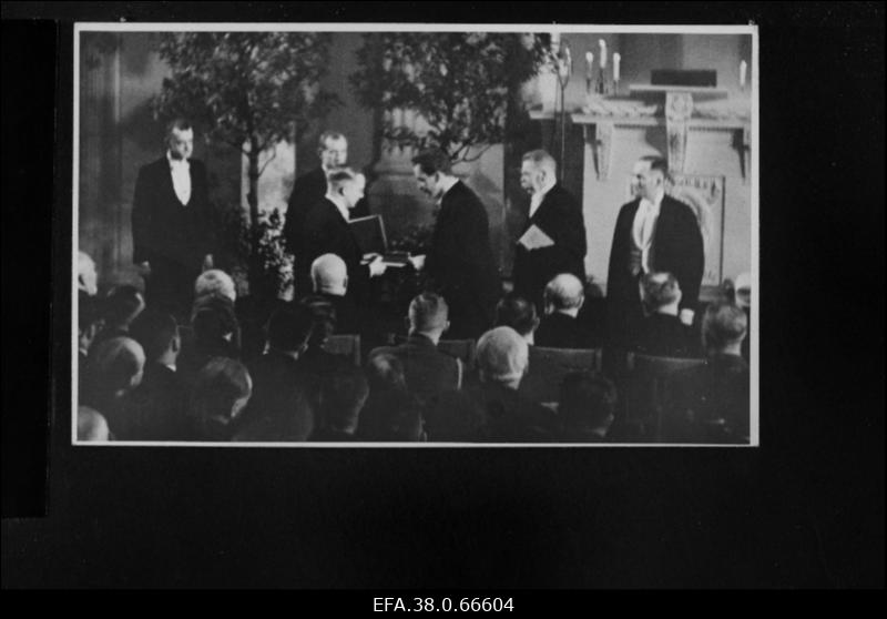 Õpetatud Eesti Seltsi 100. aastapäeva juubeliaktusel Tartu Ülikooli aulas viibinud külalised õnnitlemas seltsi esimeest professor H. Moorat.