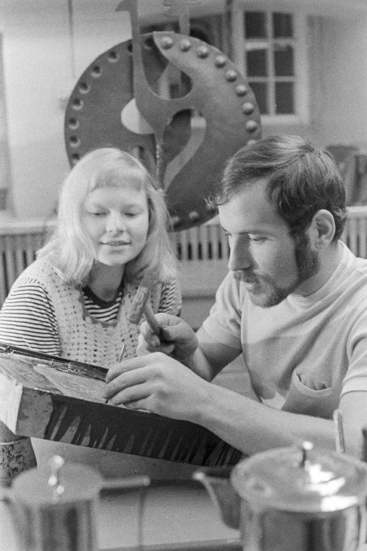 Eesti NSV Riikliku Kunstiinstituudi  esimese kursuse üliõpilane Krista Kaljo ja metallehistöö neljanda kursuse üliõpilane ungarlane Istvan Bacs.