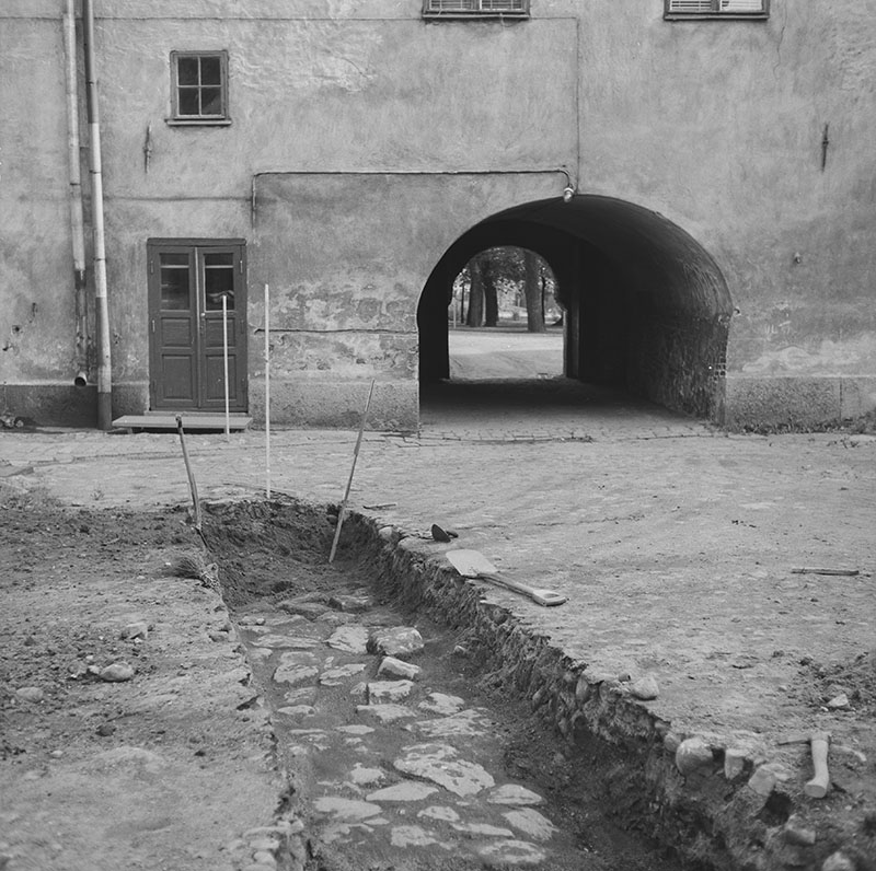 Turun linnan esilinnan vanhempaa pihakiveystä kaivaustöiden aikana 1958; ulkokuva
