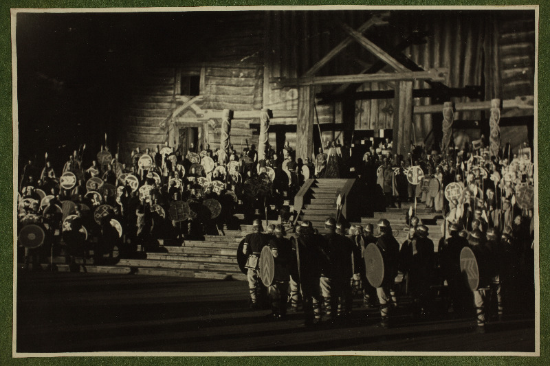 Leo Kalmeti lavastatud vabaõhuetendus "Lembitu" Juhan Sütiste draama "Ristikoerad" ainetel Tallinna laululaval.