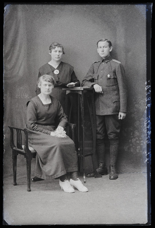 Õppursõdur August Roger (Rooger) ja kaks naist.