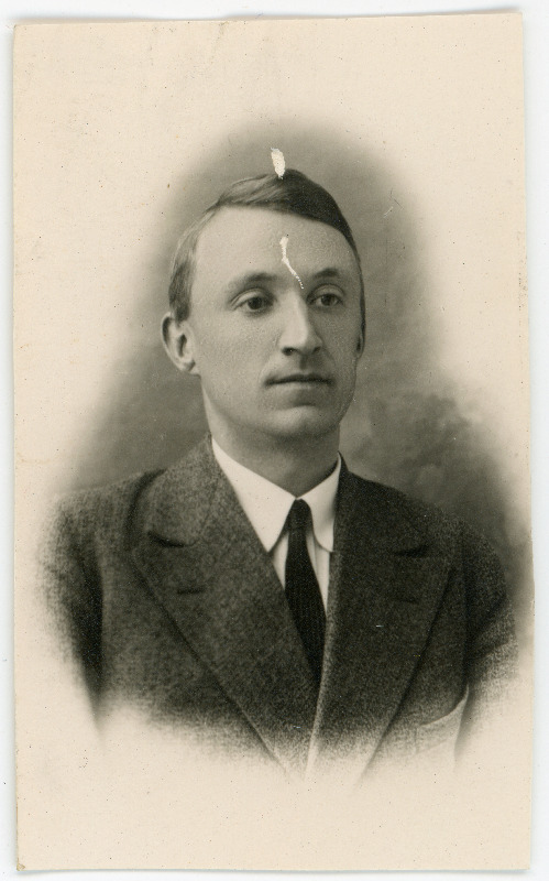 Dehn, Ervin, sünd 1903. Portreefoto välispassi saamiseks esitatud avalduse juurde