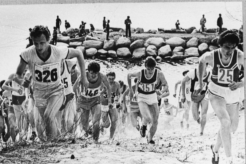 Eesti NSV murdmaajooksu meistrivõistlused Pirital. Paremal võitja Vello Misler (nr. 25).