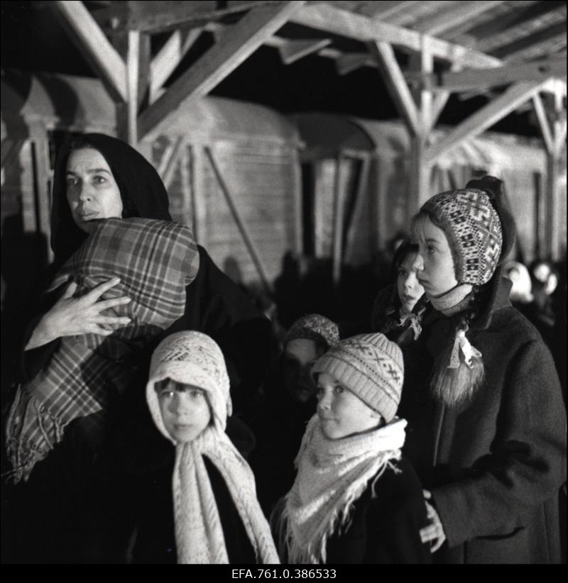 Filmi "Äratus" filmimine. Anne Paluver Salme Petersoni osas. Petersonide lapsed.