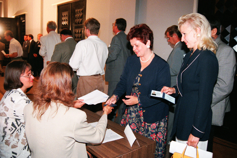 Presidendivalimistele Riigikogus registreeruvad Riigikogu liikmed Kristiina Ojuland (paremal) ja Andra Veidemann.