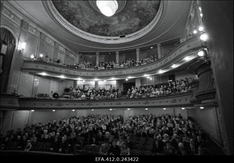 Tootmiskoondisele "Norma" annab juubeliseinaplaadi üle L.Lentsman ("Estonias")