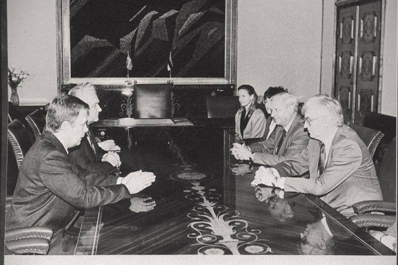 Rootsi Kuningriigi parlamendi peasekretär Gunnar Grensfors (paremalt 2.) vastuvõtul Eesti Vabariigi Ülemnõukogu esimehe Arnold Rüütli juures.