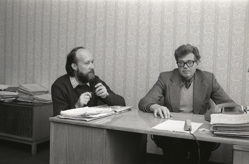 Filmistuudio Tallinnfilm peatoimetaja Aigar Vahemetsa (paremal) ja ajakirja Teater. Muusika. Kino toimetaja filmikriitik Jaan Ruus.