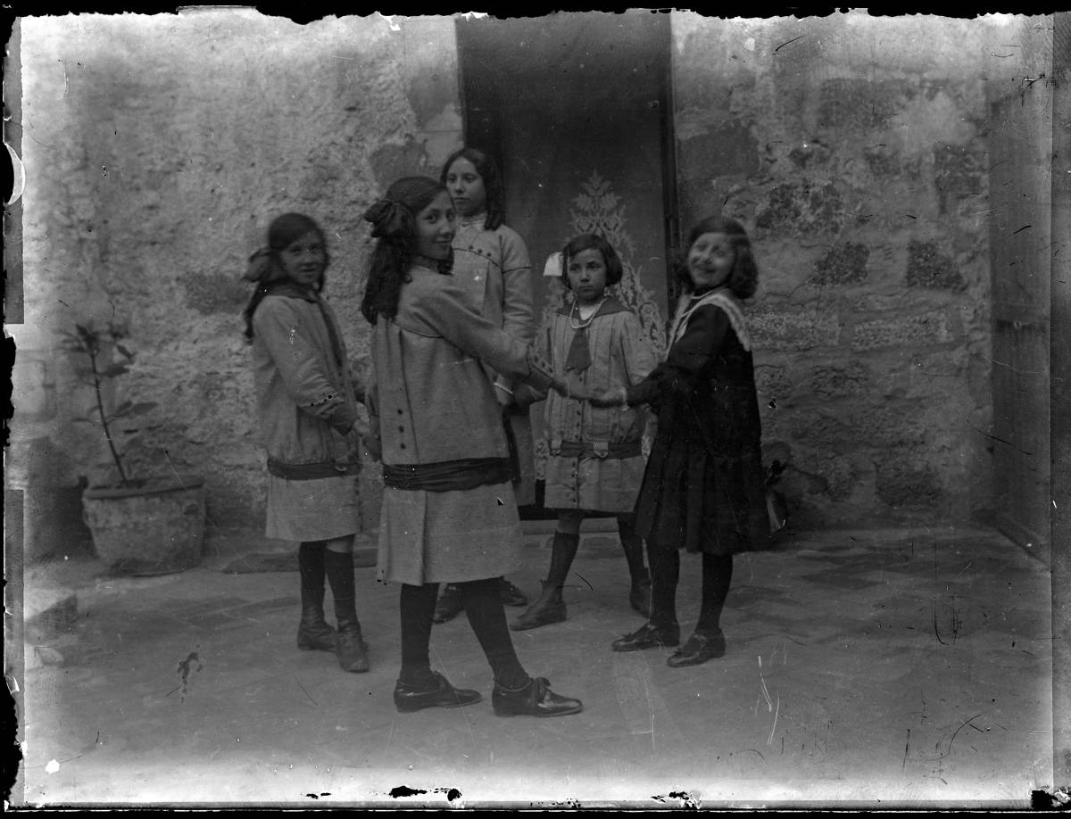 [Girls playing] - Sisters Anita and Maria Boschmonar playing with sisters Maria, Montserrat and Pilar Corps.