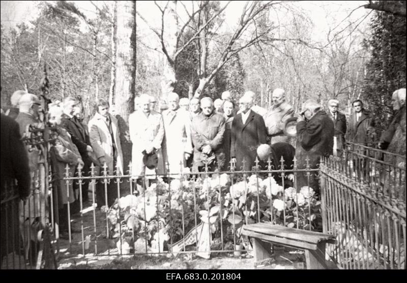 Filoloogi ja kodu-uurija Eduard Roosi matus Rahumäe kalmistul.