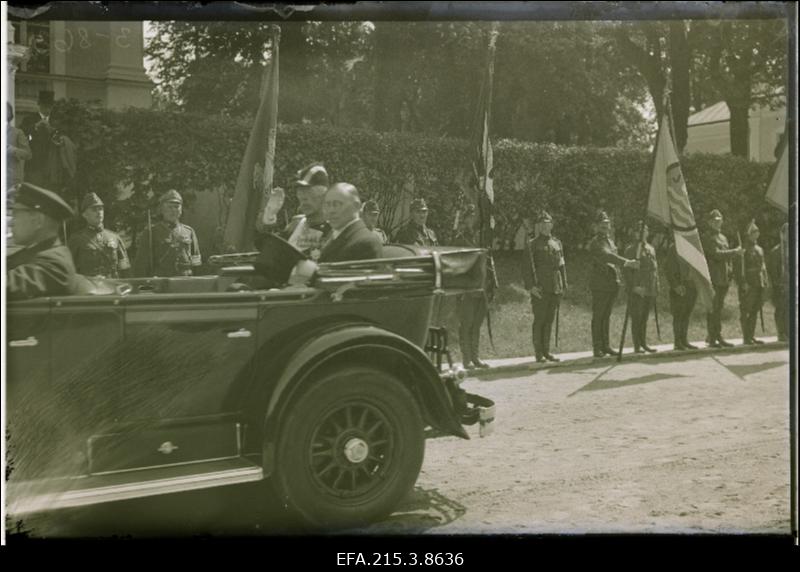 Rootsi kuningas Gustav V autos külaskäigul Tallinna.