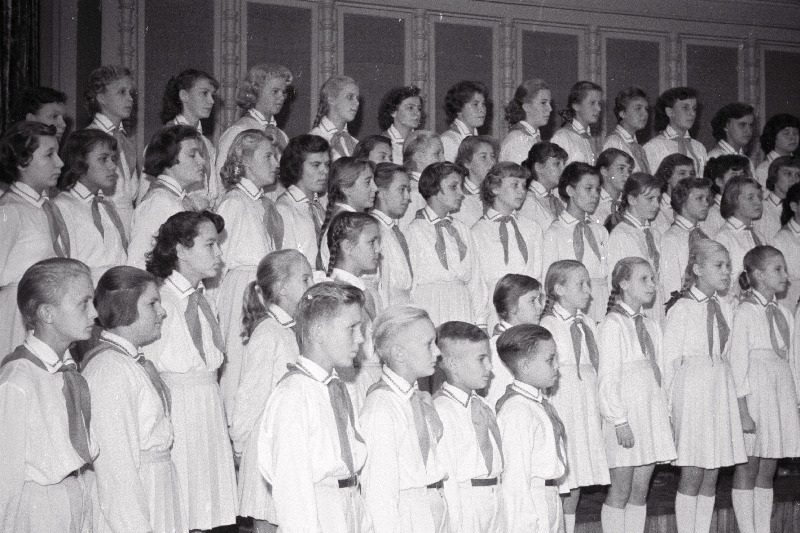 Tallinna Pioneeride Palee lastekoor esinemas.
