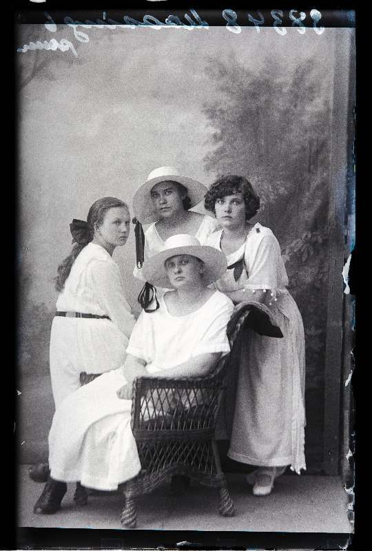 Grupp naisi, (foto tellija Maaisng).