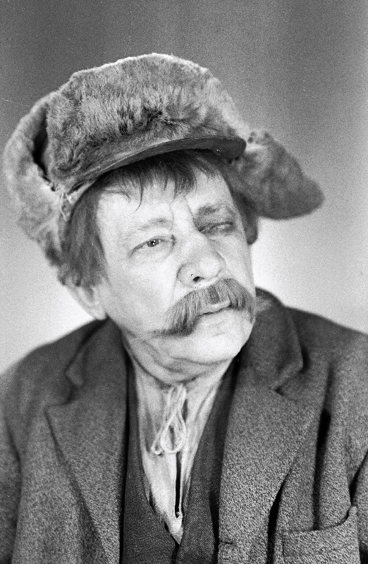 Eesti NSV rahvakunstnik Hugo Laur Lible osas Kevade dramatiseeringus O. Lutsu samanimelise jutustuse järgi.