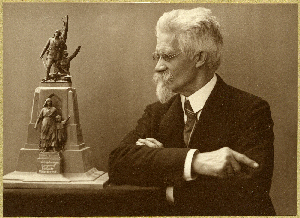 Amandus Adamson Vabadussõja monumendi mudeliga.