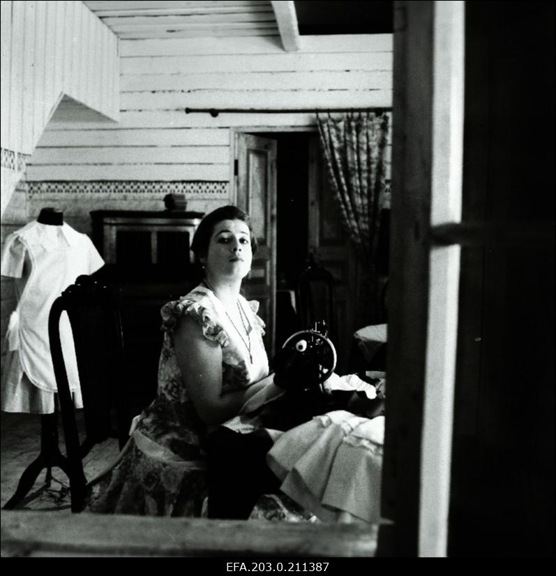 Kaader Tallinnfilmi mängufilmist "Sügis". Maali osas Anne Reemann.