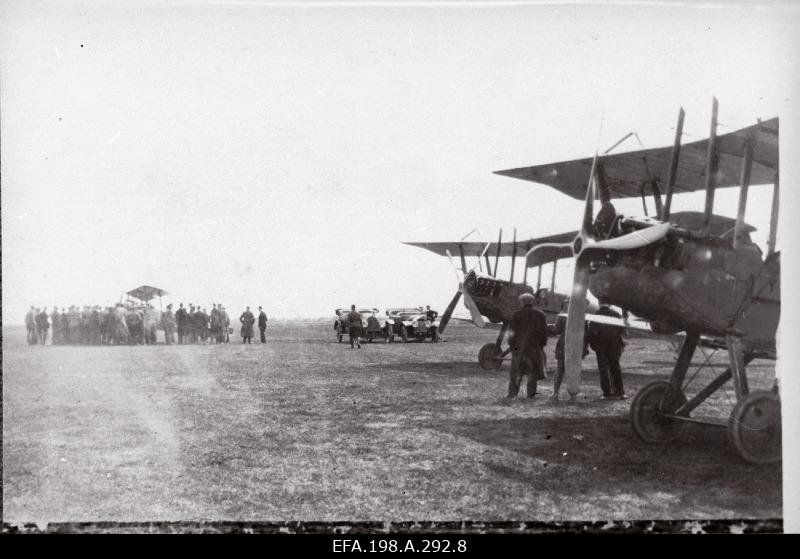 Lennuväelt kindralmajor Laidonerile kingitud mälestusalbum. Välismaised lennukitüübid Eestis, aerodroomid ja lennukitöökojad. Inglise lendurid, instruktorid ja mehaanikud Eestis.