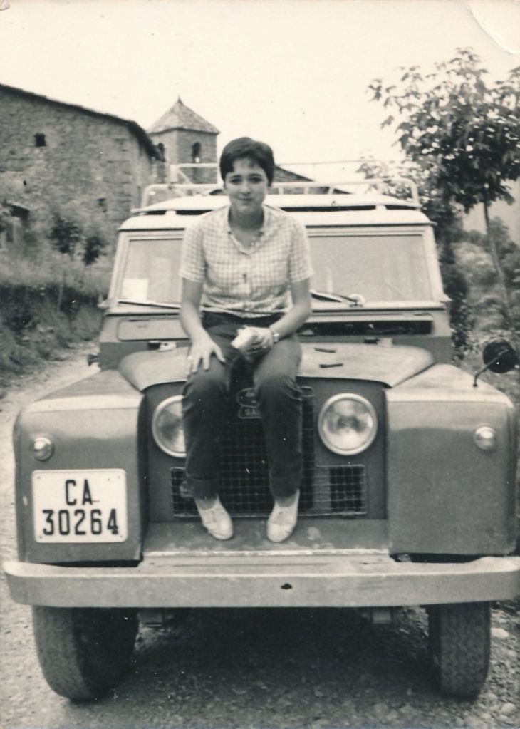 Minyons de Muntanya - Dècada 1960 - Dècada 1960 A Castell de l’Areny la Núria Vinyet sobre el Land Rover tot terreny del Pere Massana.