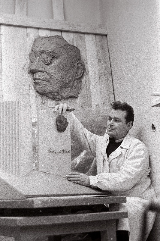 Kirjanik Eduard Vilde 100. sünniaastapäevaks tehtav mälestusmärk ja selle autor skulptor Albert Eskel.