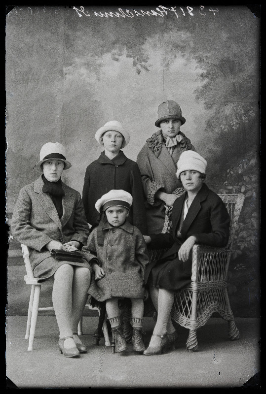 Grupp naisi lastega, (foto tellija Hanschmidt).