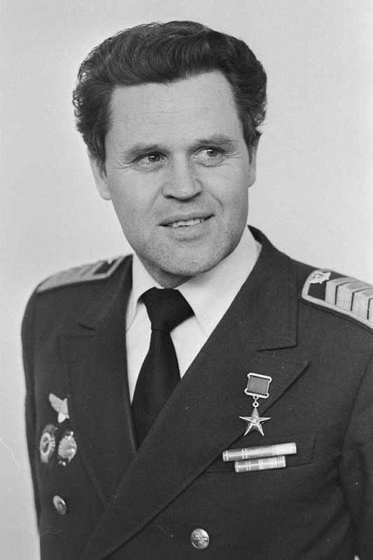 Dmitrijev, Nikolai, sotsialistliku töö kangelane - Eesti NSV Ülemnõukogu saadikukandidaat.