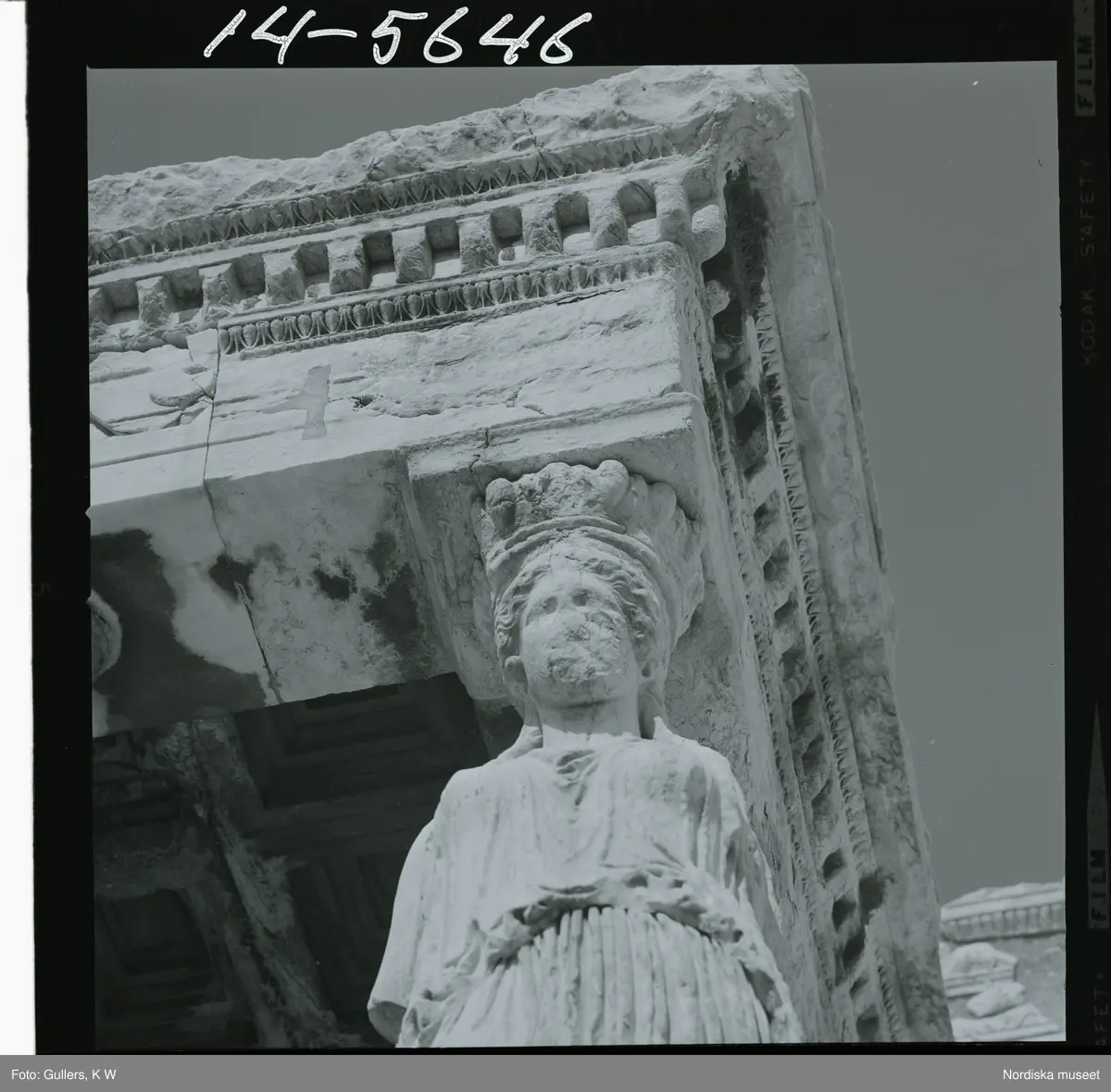 2795 Grekland Akropolis. Närbild av skulptur på templet Erechtheion.