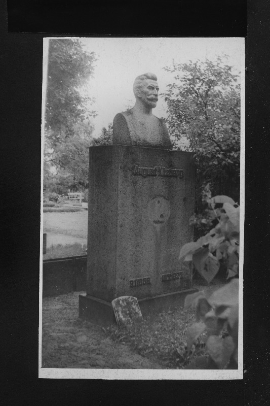 Kirjanik August Kitzbergi hauamonument Maarja kalmistul.